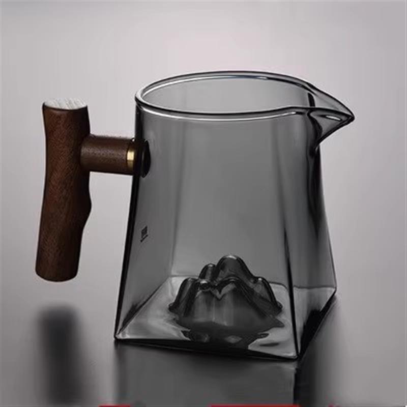 Wooden handle fair cup, household high borosilicate high-temperature resistant glass tea sea distributor, square glass mountain-viewing fair cup full figure