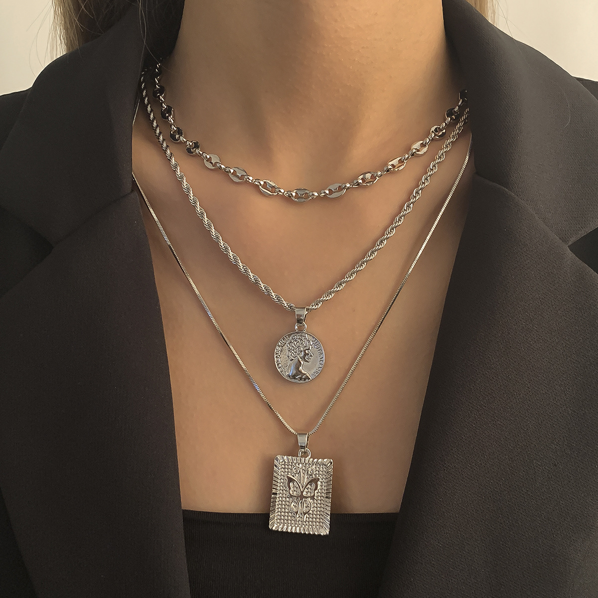 A long geometric figure necklace with ethnic style, a hip-hop trend for women, a twisted chain necklace, and cross-border snow soft accessories from Europe and America full figure