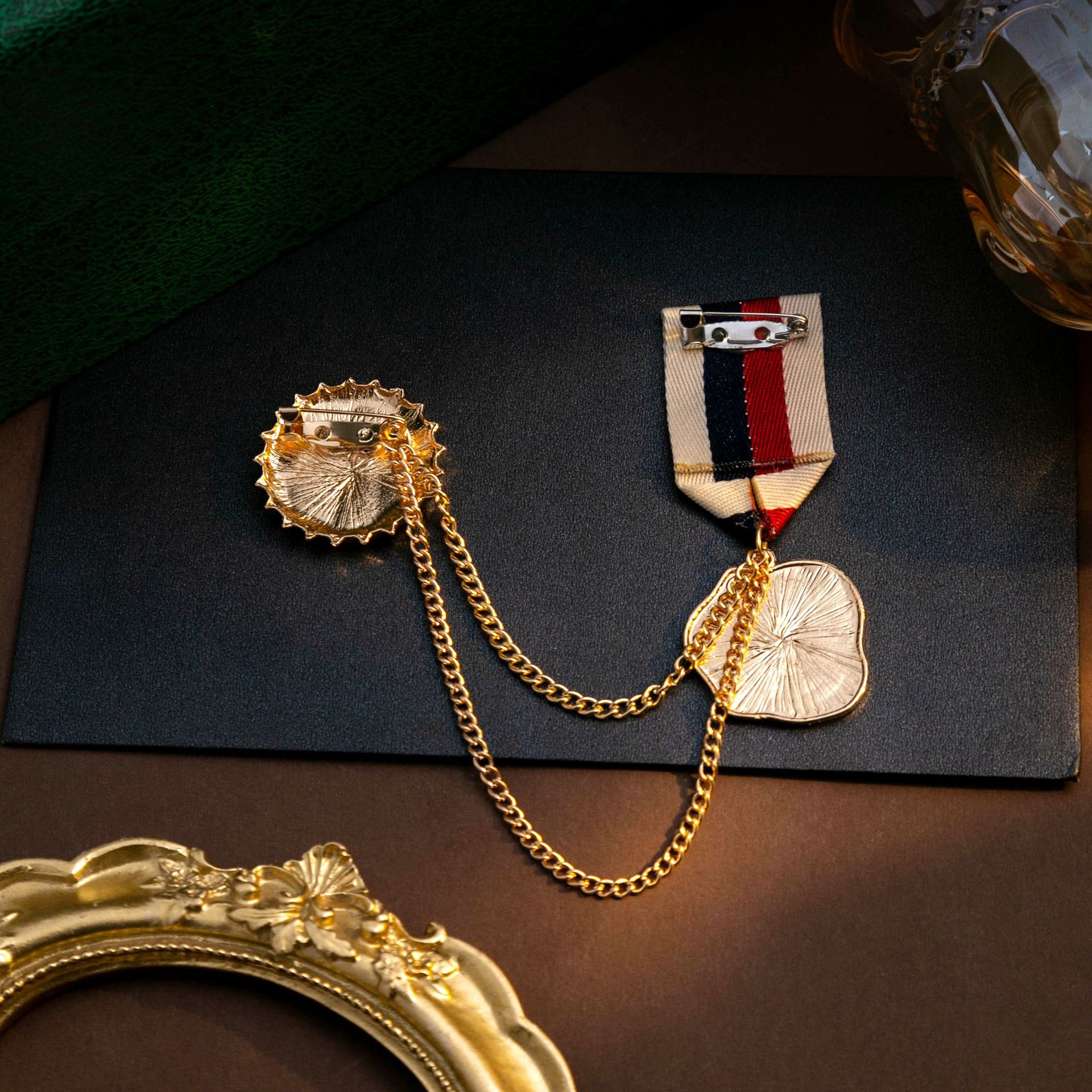 British-style retro medal, double-tassel chain brooch, personalized geometric round suit accessory brooch wholesale Specification drawing