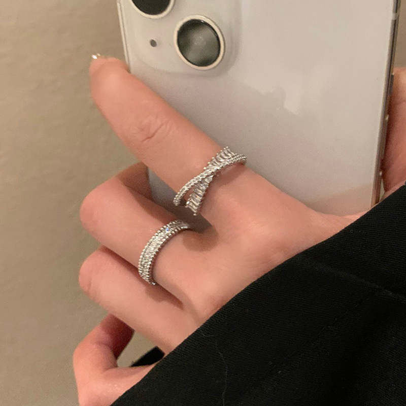 The interlaced zircon ring is a niche design for women, with a simple and adjustable opening. It is an exquisite and high-end plain ring Specification drawing