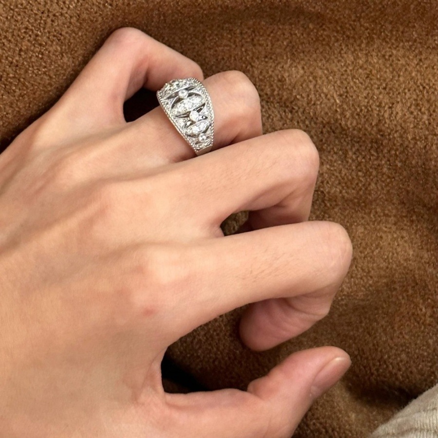 Vintage hollowed-out lace zircon ring for women, a retro, light luxury and high-end design with a unique style Application Scenario