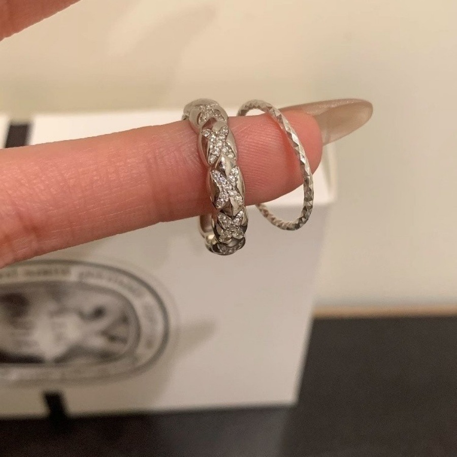This is a niche design with a diamond-patterned bezel zircon ring, exuding a sense of luxury and sophistication for women. It's a versatile and elegant open-ring trend Application Scenario