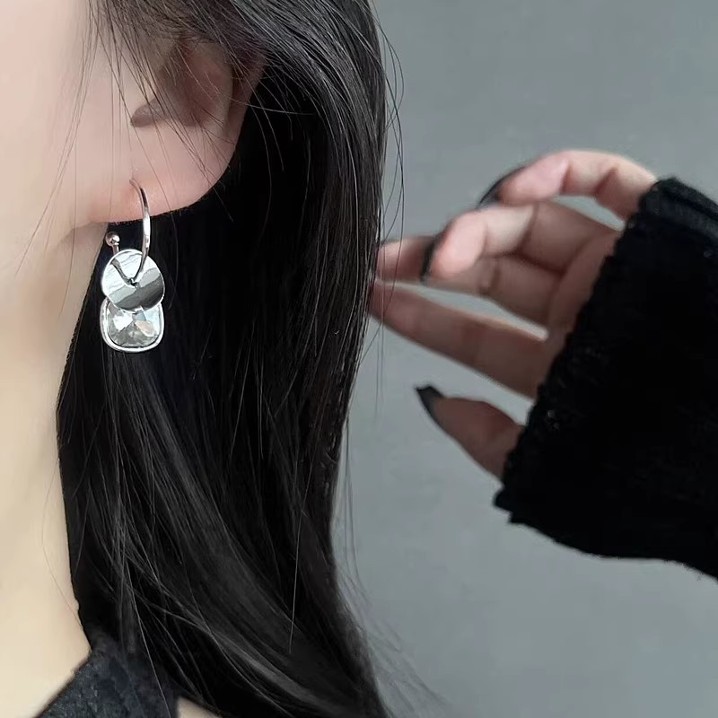 Simple and elegant square crystal earrings, new trendy circle earrings, versatile for daily use, high-end stud earrings details Picture