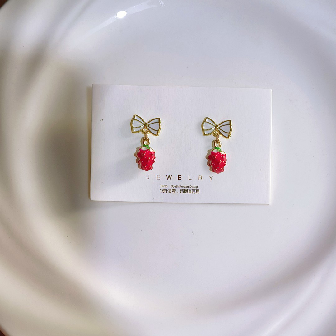Early spring earrings ~ Cute little raspberry pendant earrings, elegant and delicate, small and simple design style earrings for young girls Application Scenario
