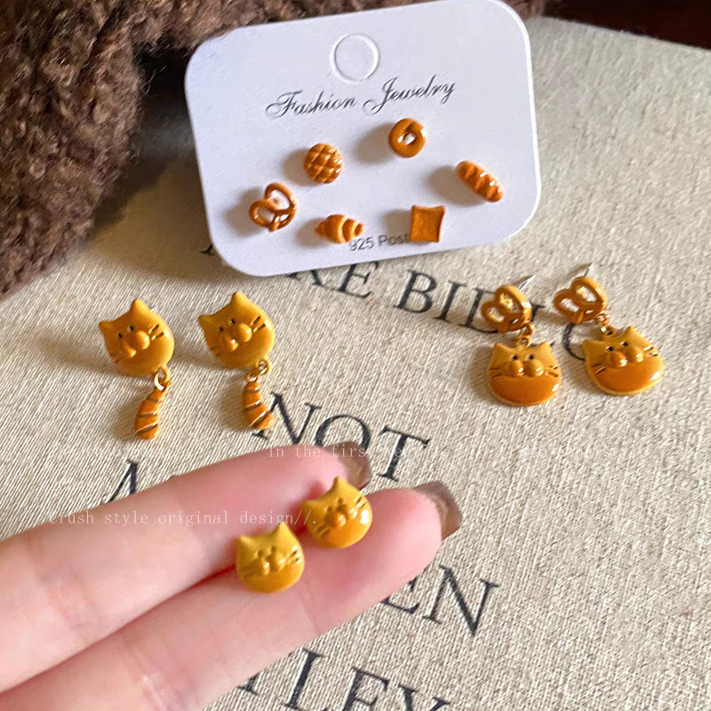 Autumn and Winter Caramel Bread Party Set Small Stud earrings for Women 2025 Maillard Cartoon Fun Cat Personalized earrings Specification drawing