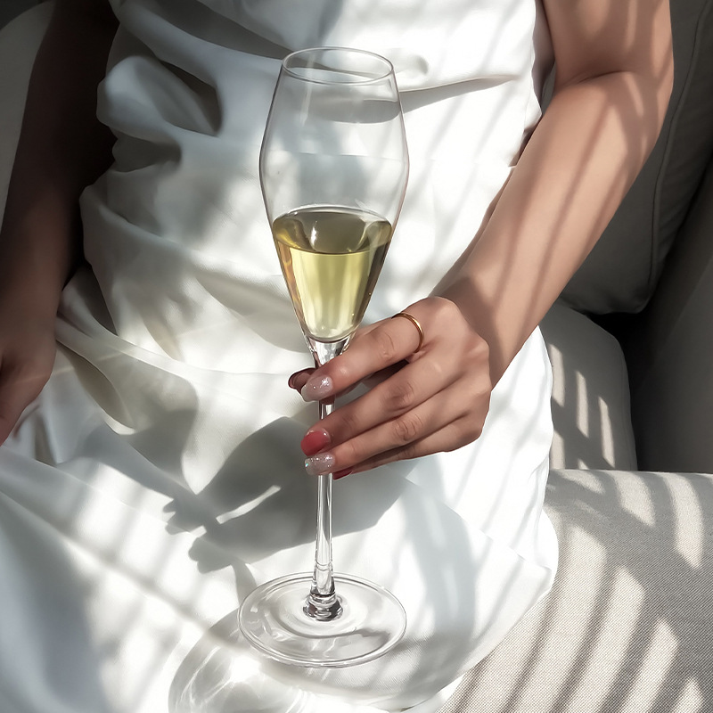 Slanted champagne glass, high appearance level, tall glass, flute cocktail, straight wine glass, cinched sparkling wine glass details Picture