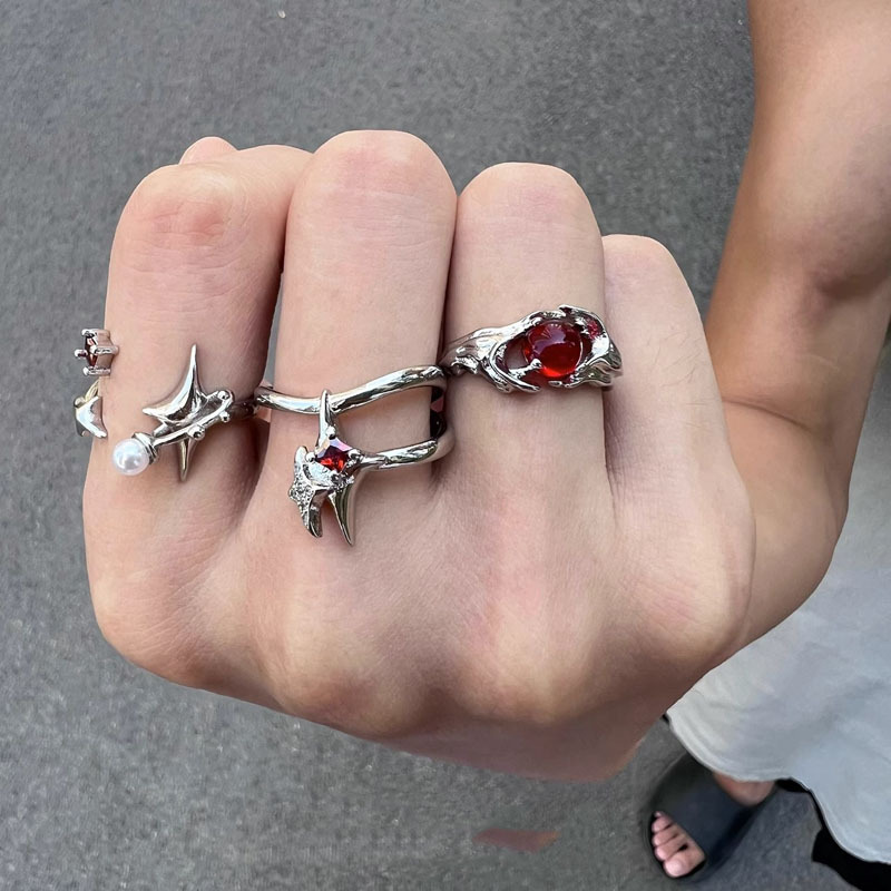 The irregular texture open ring with a unique European and American style, designed by actress Mang, is a hip-hop high-end and trendy ring for both men and women full figure