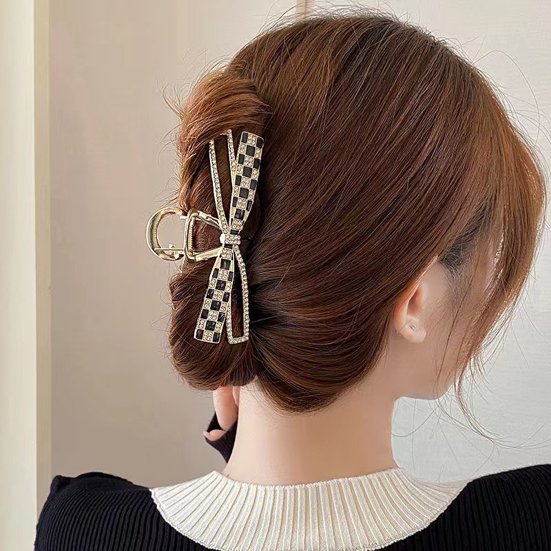 The bow water diamond checkerboard design gives a sense of a large amount of hair at the back of the head. The shark clip is a large and elegant metal hair clip for women details Picture