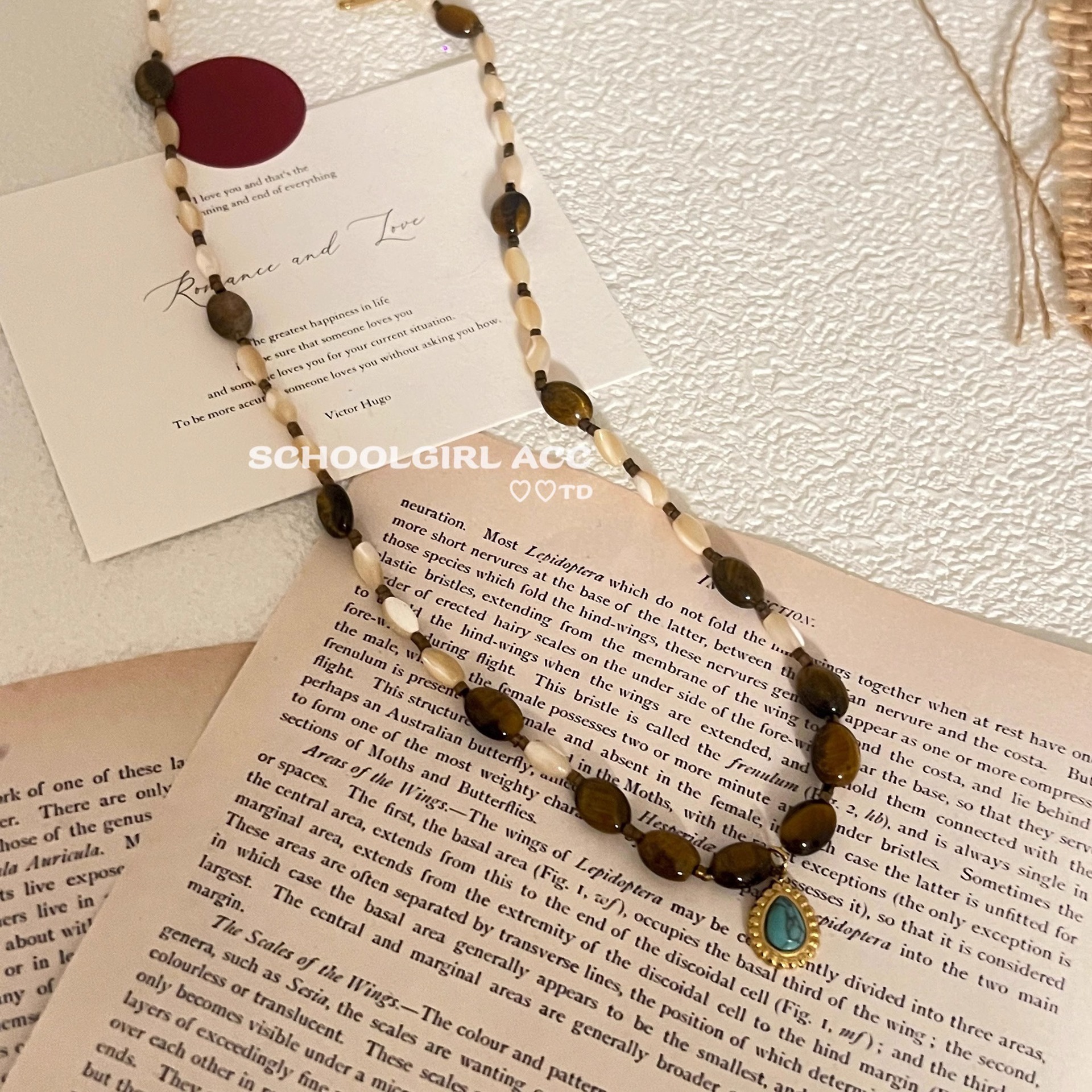 Instagram niche beaded Meillard turquoise handcrafted beaded stone necklace, Korean version of the blogger's commuting collarbone chain Application Scenario