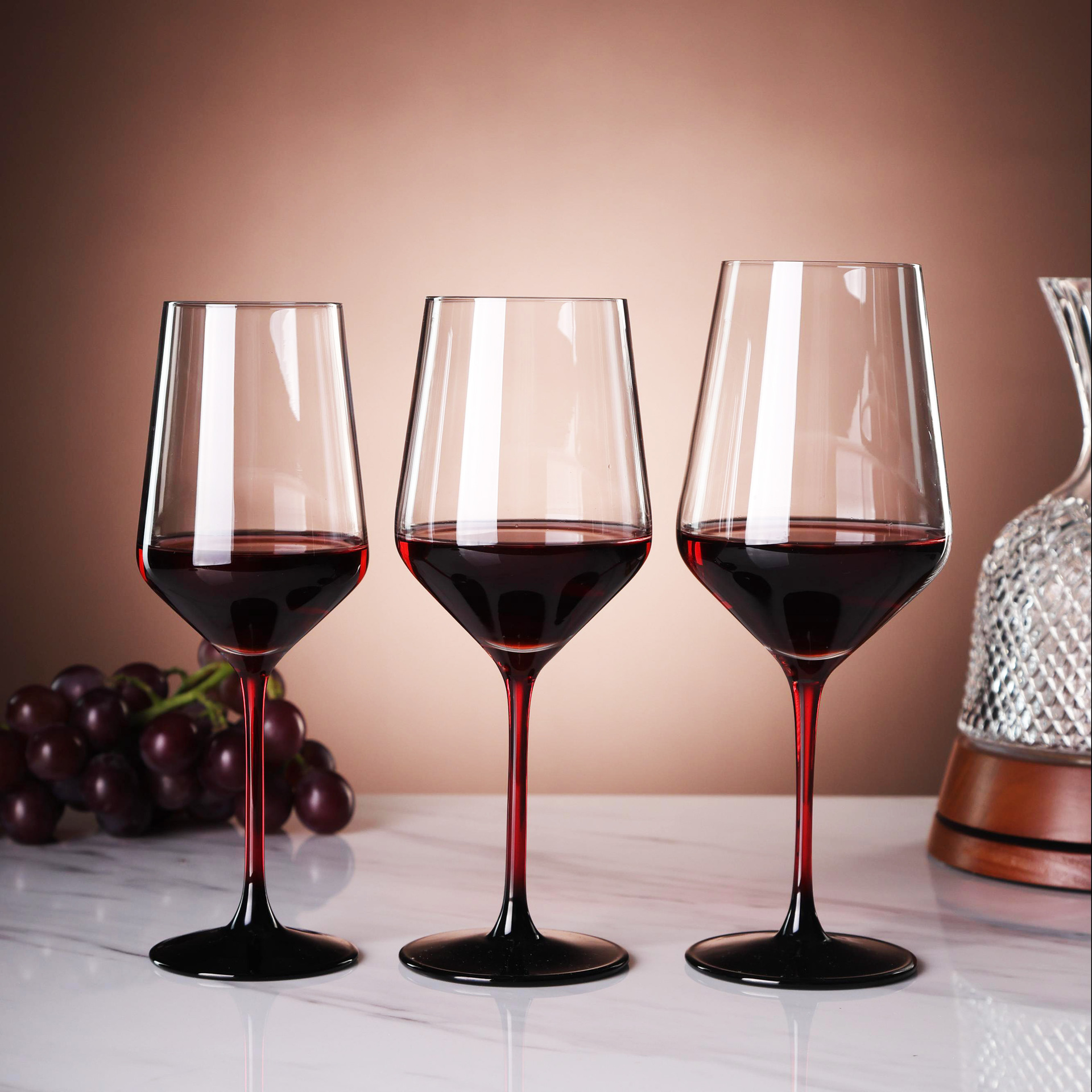 Cold-cut red-stem black-bottomed highball glasses, red wine glasses, champagne glasses, creative wine glasses and glass glasses are available for wholesale with LOGO printing Application Scenario
