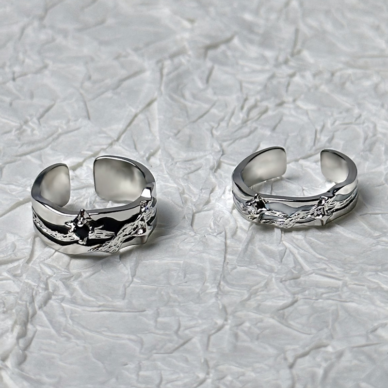 Black and white niche design, light luxury enamel androgynous style couple rings, high-end feel, ins cold style open ring for women Application Scenario