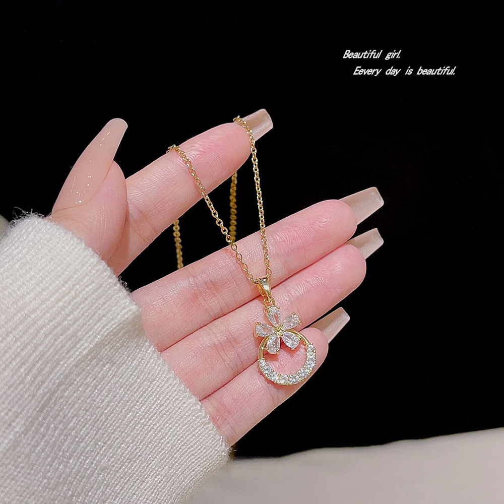Fashionable and sweet petal necklace for women, exquisite, high-end, light luxury and niche neckchain, 2024 new style bestseller, Internet celebrity collarbone chain full figure