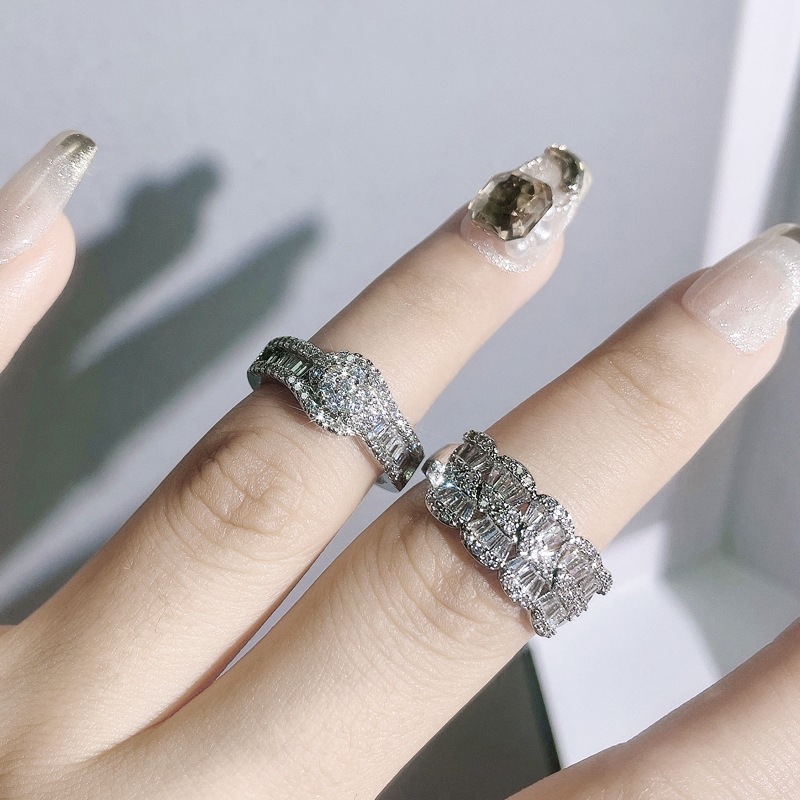 This niche design, versatile and unique petal-shaped zircon ring with full diamonds, exudes a cold and elegant feminine charm, and is a light luxury and exquisite ring Specification drawing