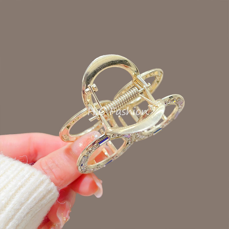 The new French claw clip features a niche and high-end feel. It is a zircon semi-claw hairpin with a fashionable and simple style. It is also a shark clip for the back of the head details Picture