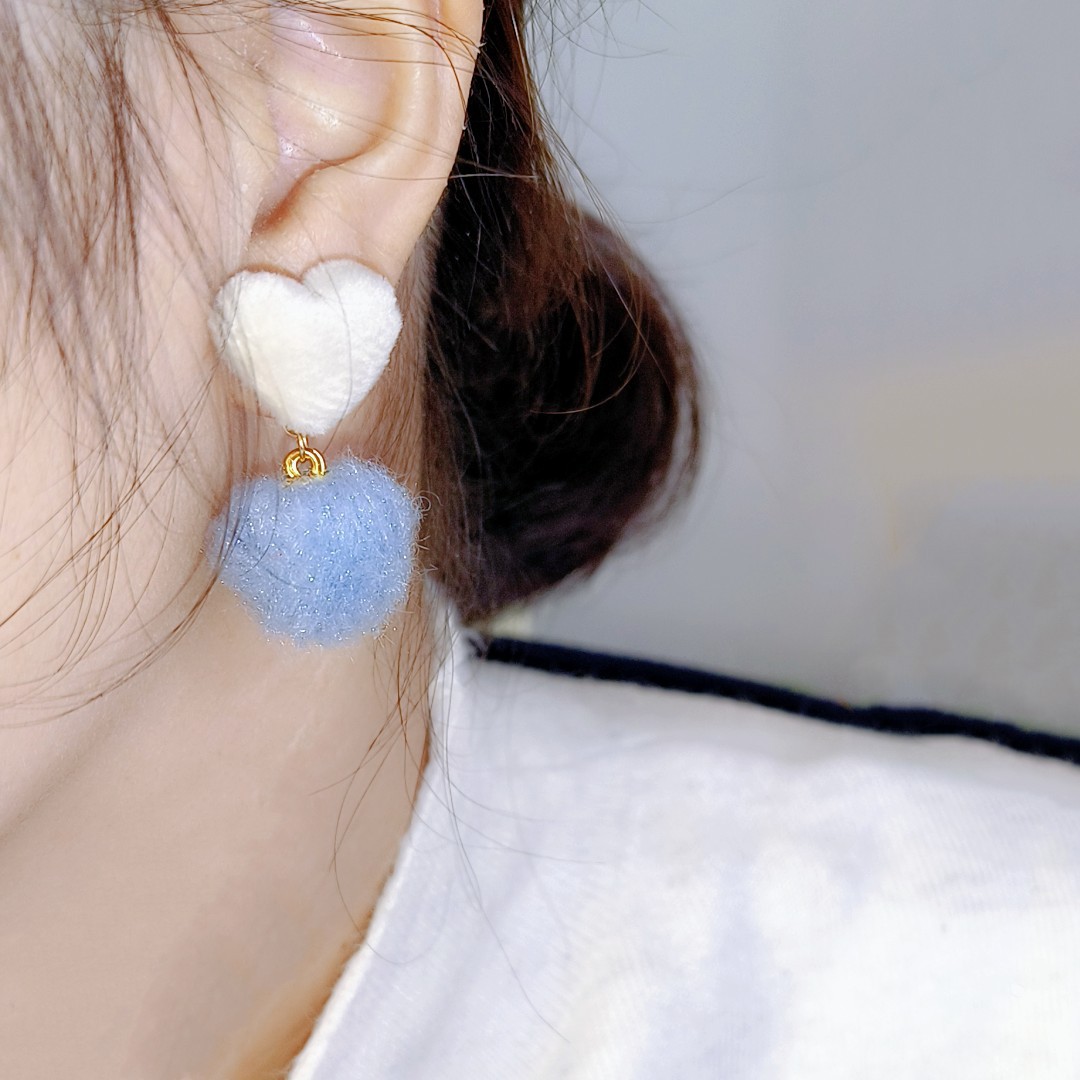 The fluffy color-blocking stud earrings are a bestseller for women in the autumn and winter of 2025. They are sweet and versatile, high-end and fashionable earrings Application Scenario