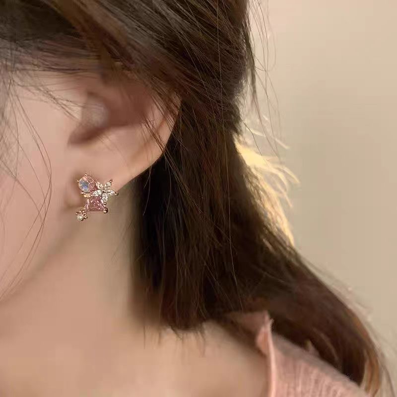 [Gold Powder Family] Korean-style high-end makeup, bright and fair, super flash zircon stud earrings for women, sweet and fresh Application Scenario