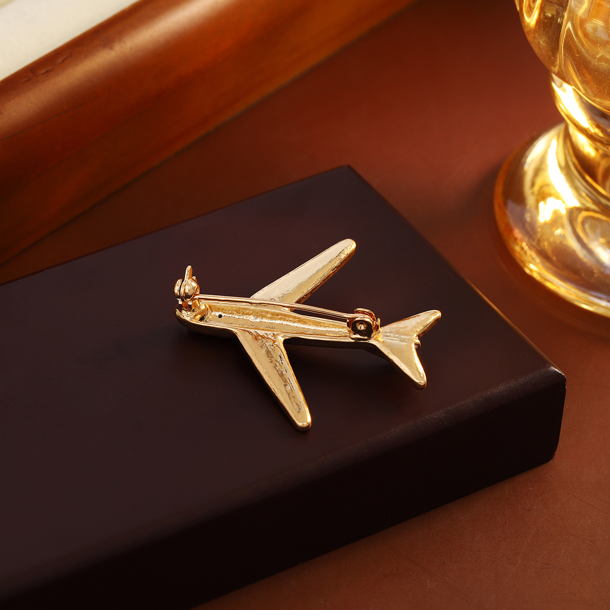 European and American unique design sense, diamond-encrusted airplane collar pin, simple and high-end style, ins style, versatile suit coat pin Application Scenario