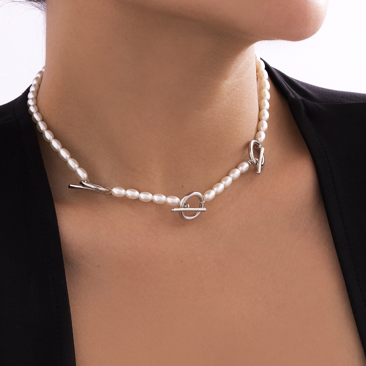 Retro single-layer simple geometric OT buckle versatile necklace for women, European and American cross-border pearl imitation French cold style collarbone chain details Picture