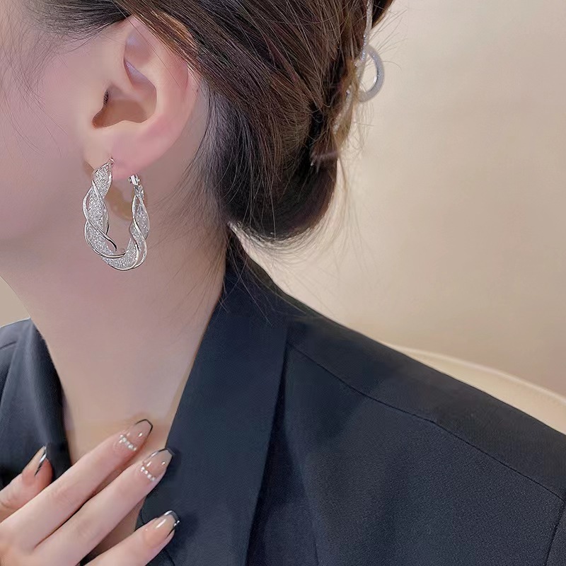 High-end, light luxury circle earrings, metal super shiny ear rings, niche design sense, European and American ins cold style earrings for women Specification drawing