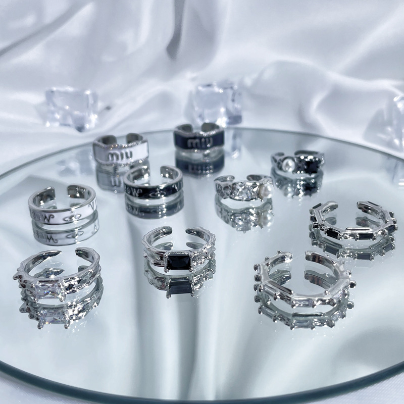 A niche black and white glazed zircon couple ring with a cold and fashionable style, a simple and individual open-top ring accessory trend for couples full figure