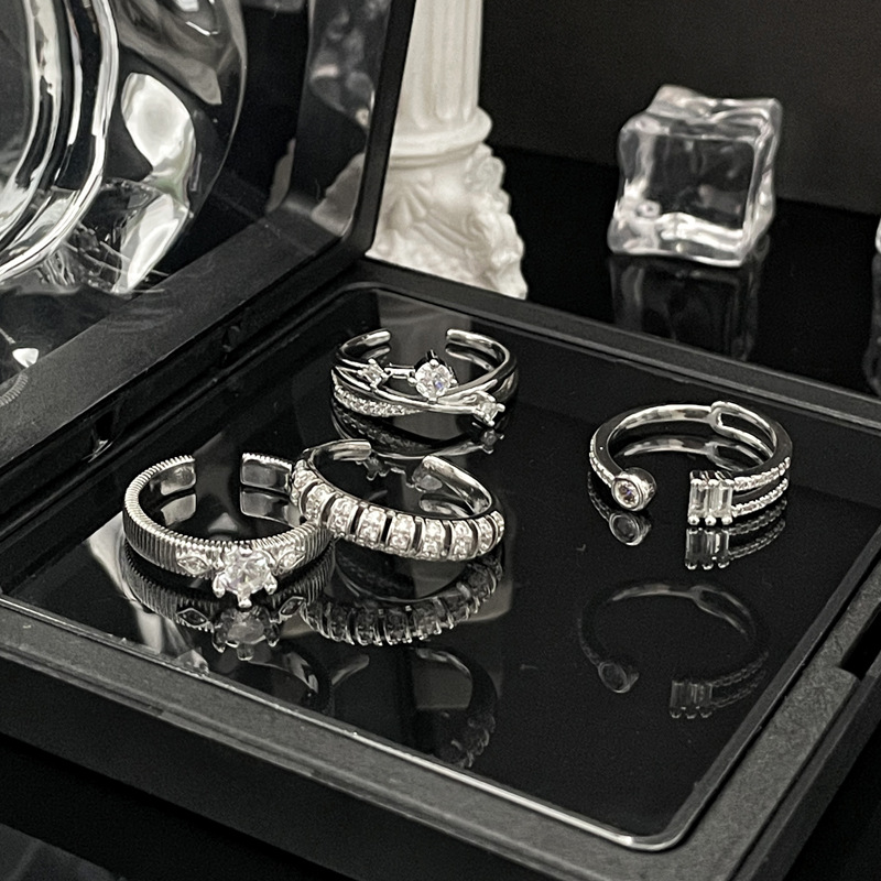 A simple and thin ring with an open opening that makes the skin look fairer is a trendy accessory for women on Instagram. It exudes a cool and sweet charm. Wearing it in layers gives a sense of high-end elegance Specification drawing