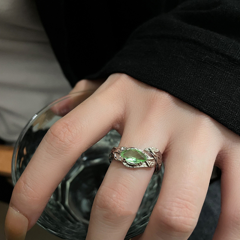A cold green zircon texture open ring for women, a light luxury, niche and high-end ring, a unique and fashionable index finger ring full figure