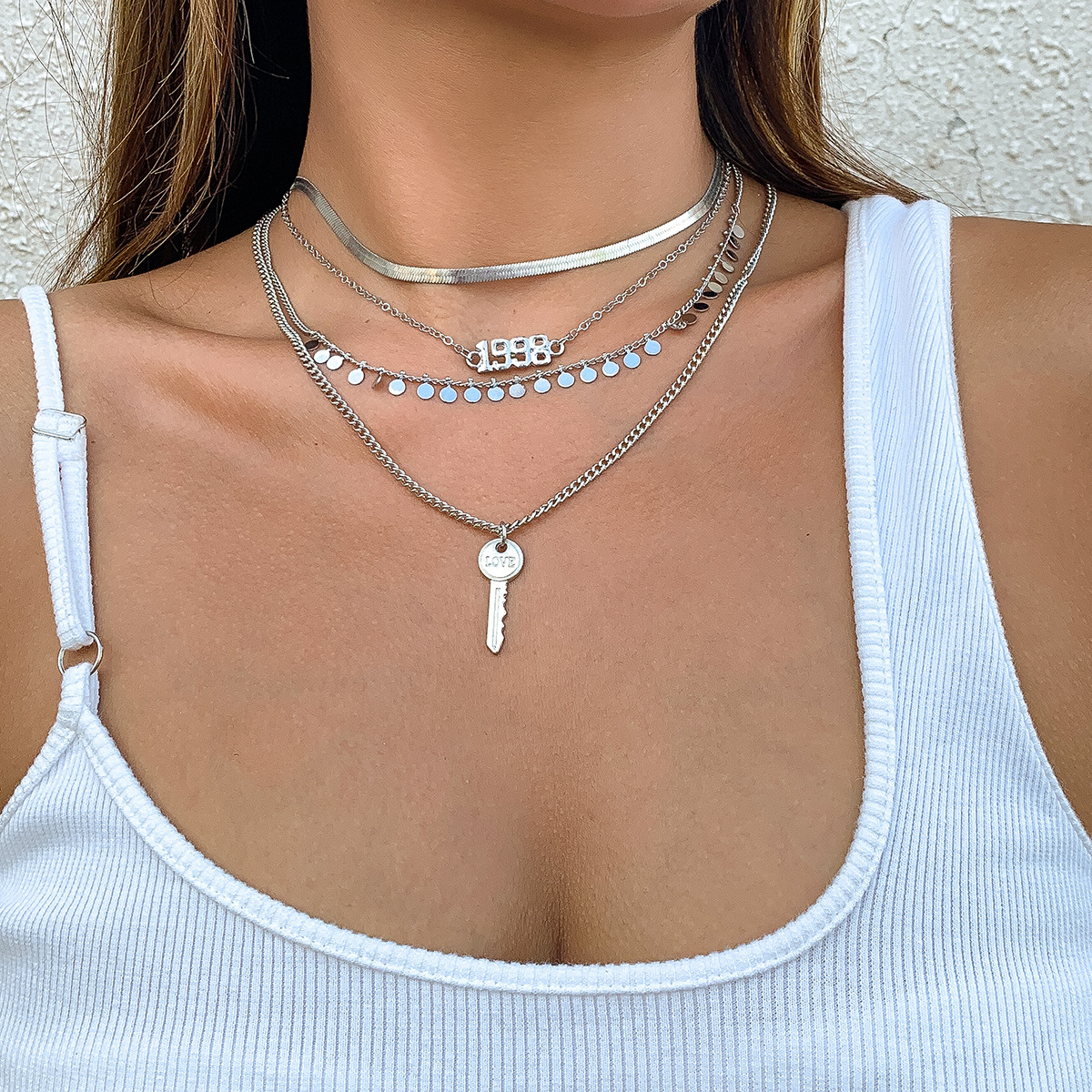 European and American cross-border jewelry geometric circle, niche design sense, metal thick necklace, simple and versatile pearl collarbone necklace Application Scenario