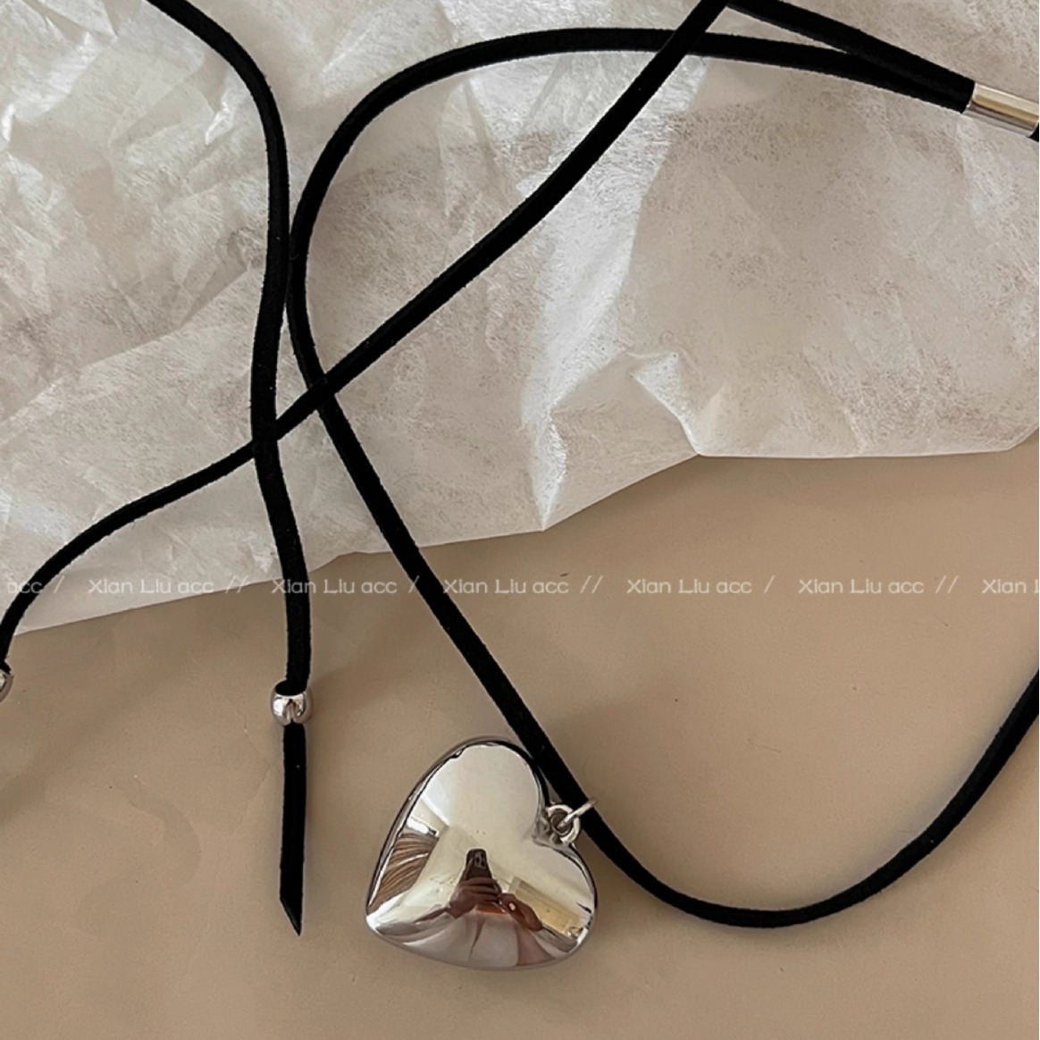 This heart-shaped tie necklace has a sweet and cool style. The tie rope exudes a trendy and fashionable charm. The neckchain and collarbone chain are simple and elegant for women details Picture