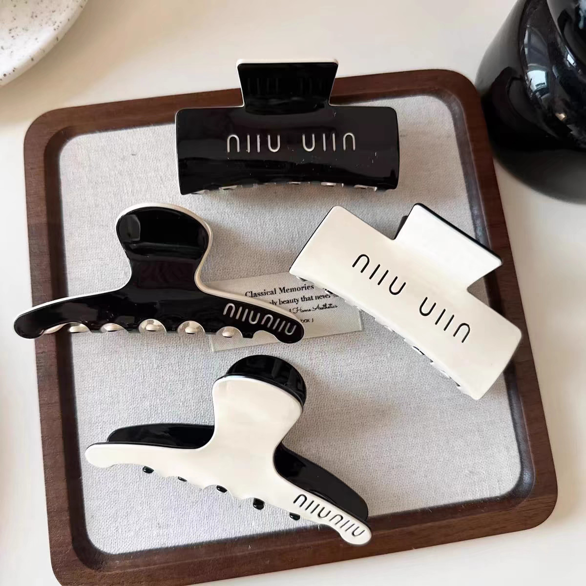 A new miumiu hair clip headpiece with a high-end square square feel, featuring an acetic acid claw clip at the back of the head for women full figure