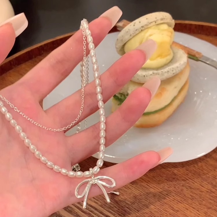 Bow pearl double-layer necklace 2024, a light luxury and niche necklace accessory with a collarbone chain feel for women full figure