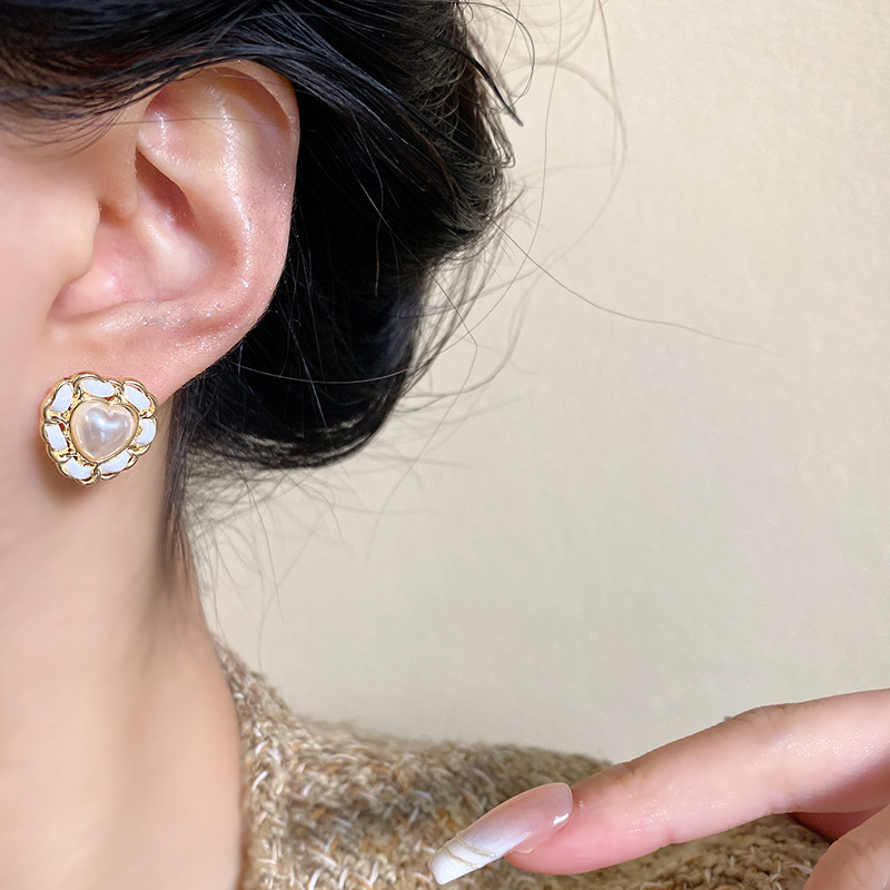 S925 Silver Needle Light Luxury heart-shaped Pearl Earrings for Women, Spring Fresh Leather heart-shaped stud earrings, best-selling earrings wholesale Application Scenario