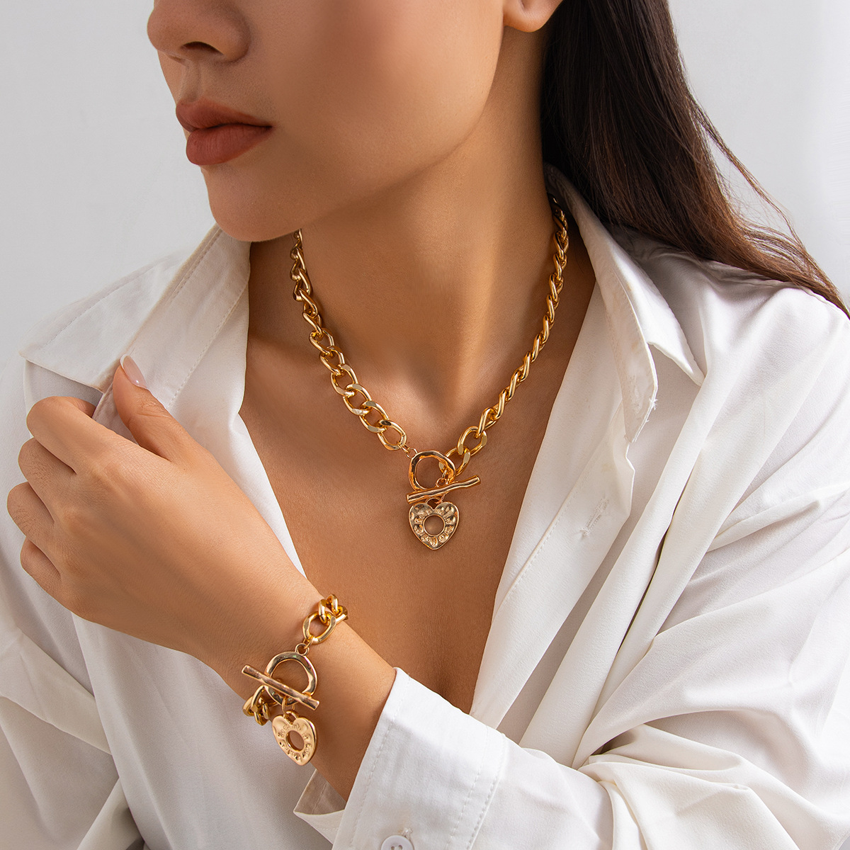 European and American cross-border jewelry, personalized lava hollow heart-shaped pendant necklace, punk metal style collarbone chain set details Picture
