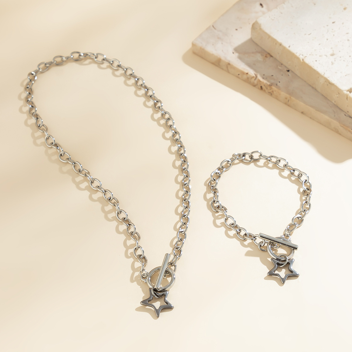European and American cross-border jewelry: simple, sweet and cool titanium steel star necklace, versatile fine chain, geometric metal necklace Application Scenario