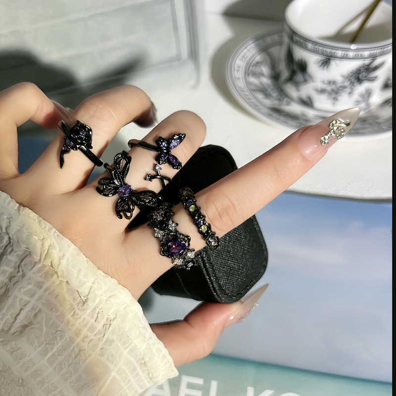 Dark black butterfly-shaped ring for women, unique punk, hot girl, high-end, gender-neutral, niche ring trend full figure