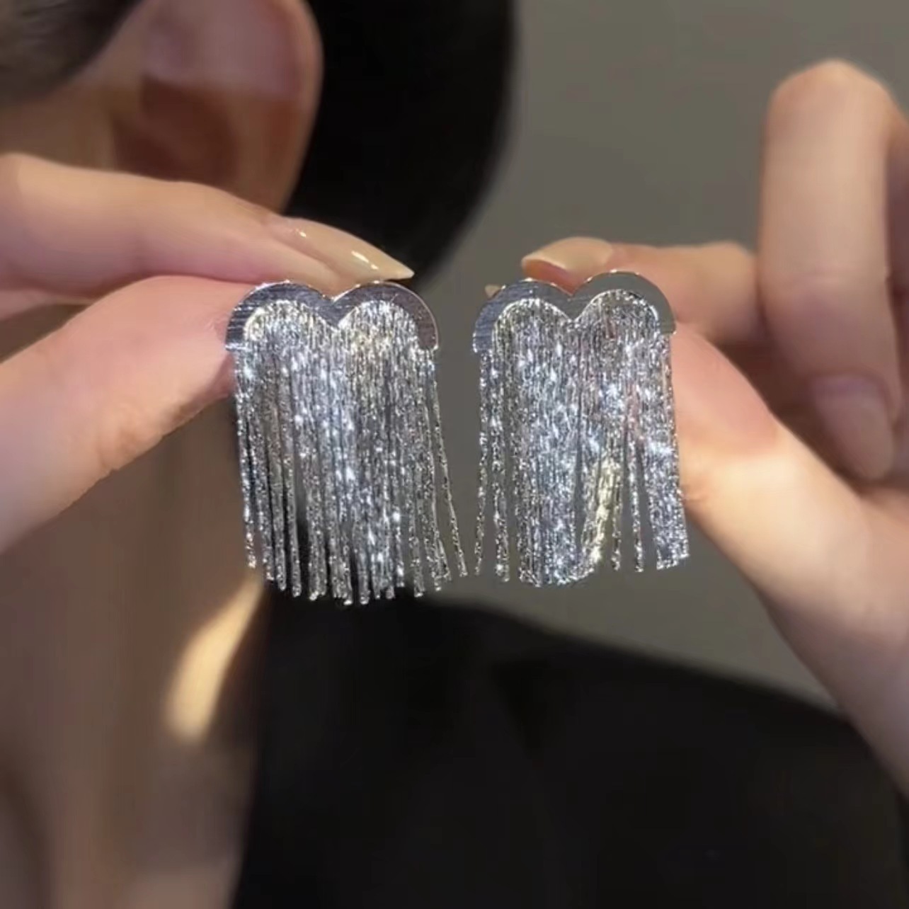 The M-shaped tassel earrings exude a sense of elegance and sophistication. They are a trendy cross-border bestseller from Europe and America. The stud earrings have a unique and cold style full figure