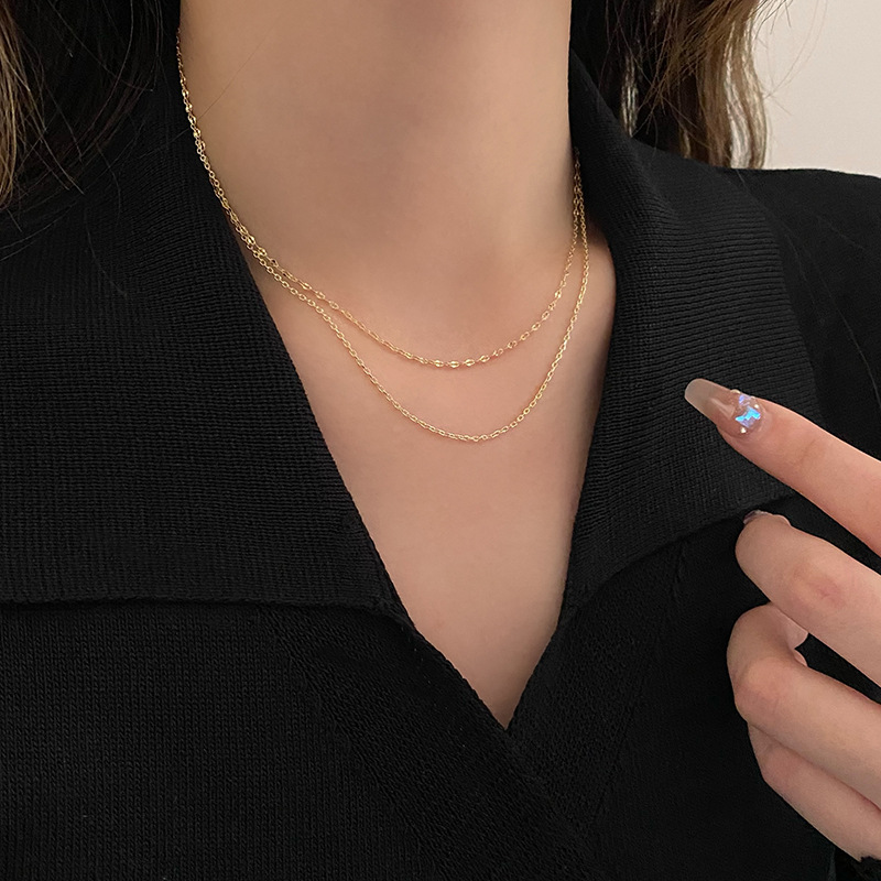 This is a minimalist and retro double-layer chain necklace with a unique European and American style. It is made of titanium steel and is versatile. It features a gold layering plain chain and a collarbone chain in an ins style details Picture