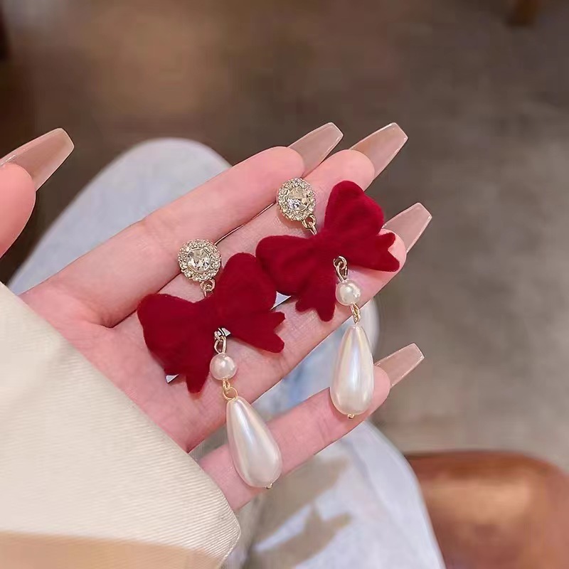 Wine red velvet bow pearl earrings exude a sweet and girlish charm. Long and high-end New Year earrings for autumn and winter Specification drawing
