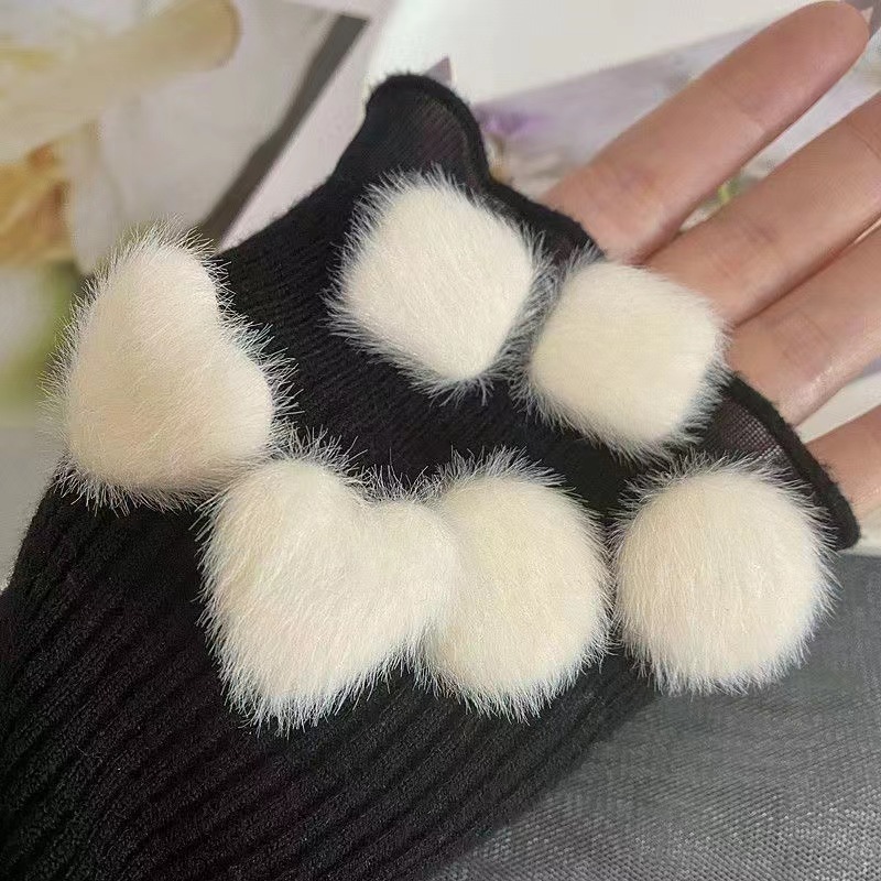 The new geometric heart-shaped plush stud earrings from Dongdaemun, South Korea, are trendy, cute and girlish high-end earrings for women on Instagram Application Scenario