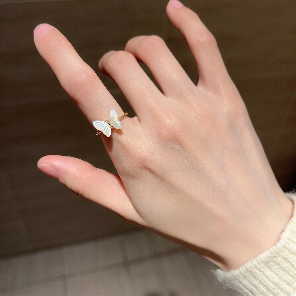 Colorful drop enamel butterfly ring, a niche design for women, exudes an exquisite and high-end feel. Unique small diamond ring, a new type of jewelry Specification drawing