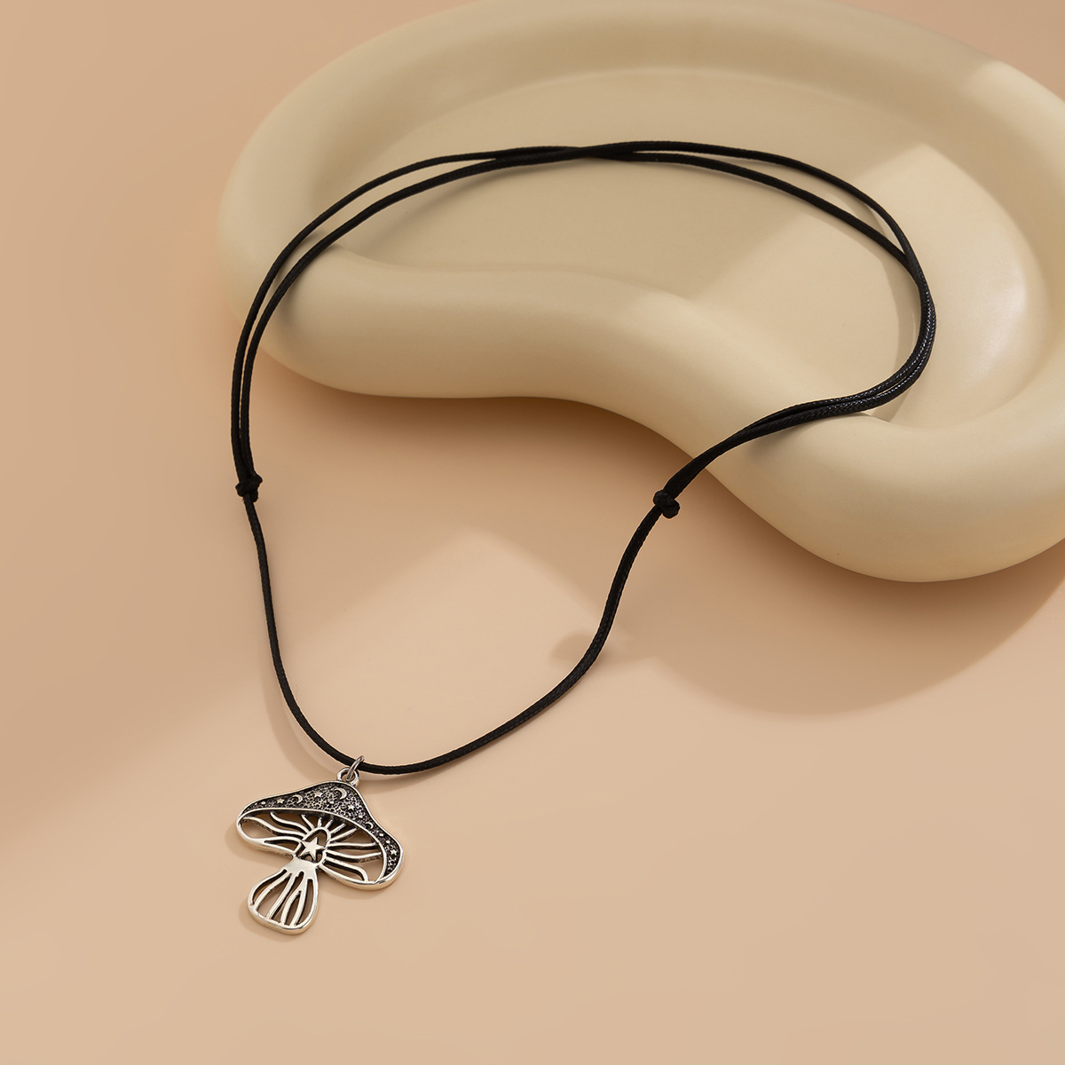 European and American cross-border jewelry, ethnic-style mushroom skin wax thread necklace, retro turquoise beaded multi-layer collarbone chain Application Scenario