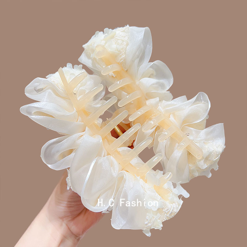 High-end mesh bubble claw clip, feminine shark clip for the back of the head, a new versatile updo shark clip accessory Application Scenario