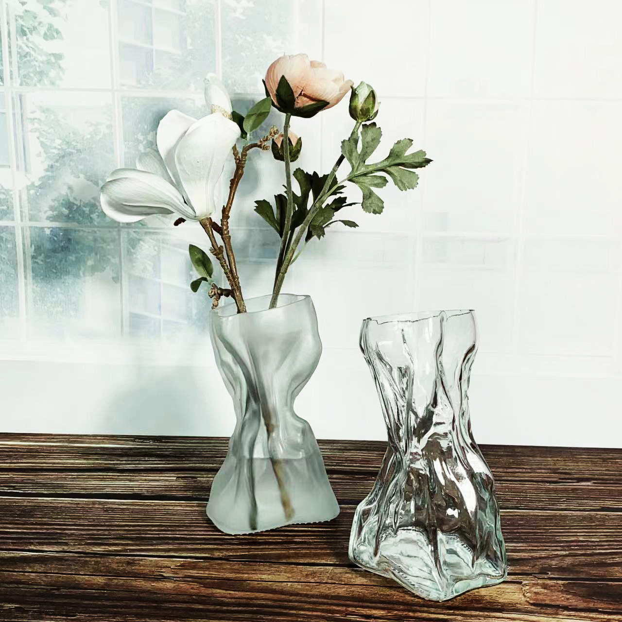 Wholesale of irregular-shaped creative vases, simple and irregular transparent glass flower arrangement decorative items for hotel living room tables Application Scenario