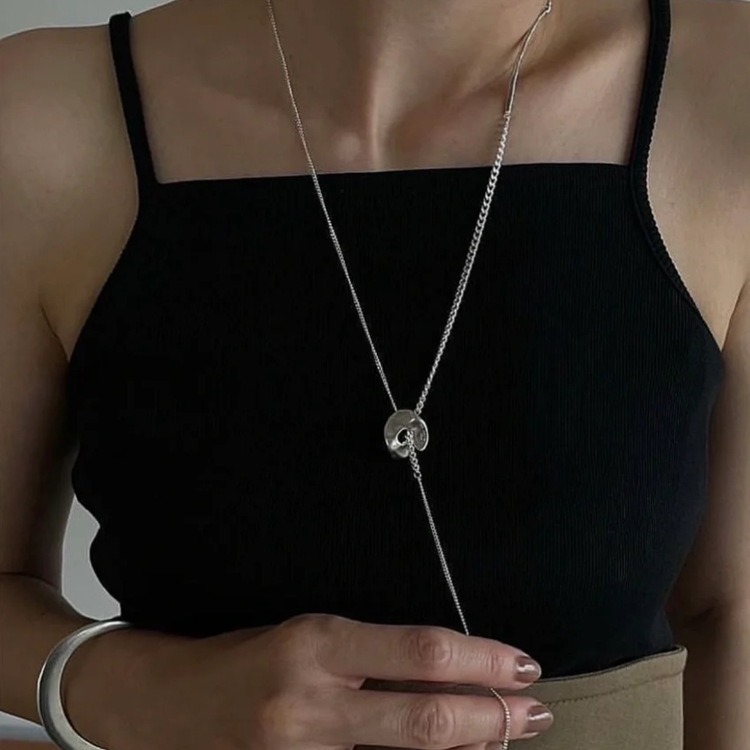 The autumn and winter layer-and-wear plain chain sweater necklace with a unique Japanese retro design and collarbone chain for women, the same style as that of Mina Matsumoto Application Scenario