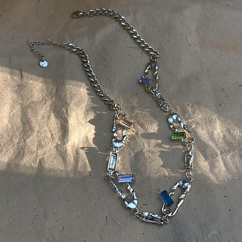 Not bound by actions! Colorful crystal spliced necklace with a unique design collarbone chain, 2023 new women's summer style Application Scenario