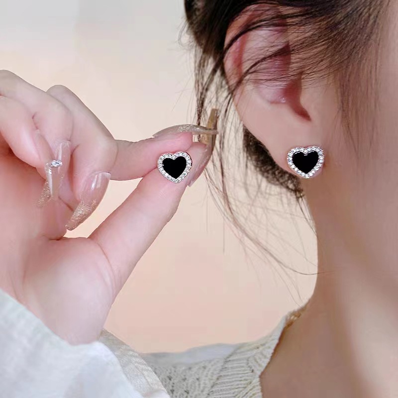 Classic black geometric micro-inlaid stud earrings for women, simple and versatile, small design sense earrings, exquisite and fashionable, cold style ears Specification drawing