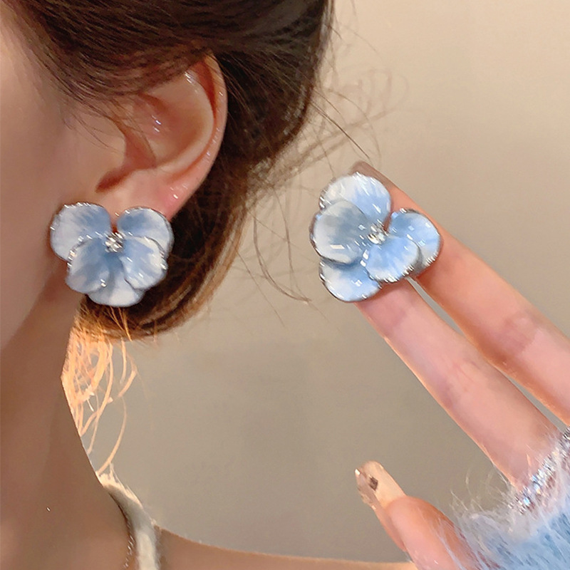 French iris flower earrings with a niche design sense and a high-end feel, retro petal stud earrings, a unique and light luxury accessory for women Application Scenario