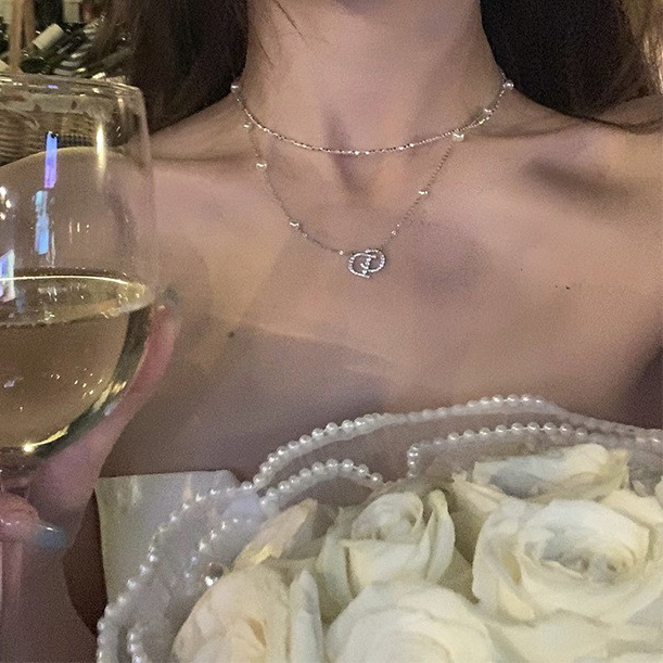 The letter CD double-layer design necklace is a light luxury and niche pearl collarbone chain, sweater chain and neck chain accessory for girls full figure