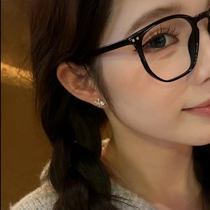 Exquisite and compact, with pearl conch stud earrings attached at the back, a new style for women in 2025, featuring a unique, light luxury and versatile everyday earrings details Picture