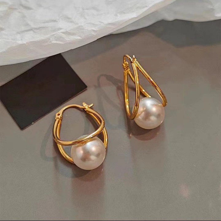 The retro Hong Kong-style double-loop pearl earring is a simple and cold style for women, fashionable and versatile. It is suitable for square faces and pairs well with overcoats as earrings Application Scenario
