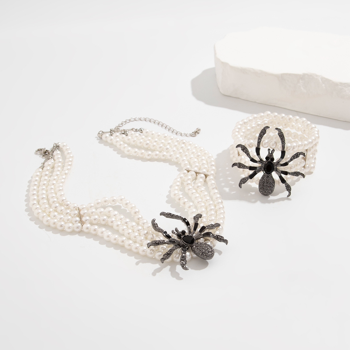European and American cross-border jewelry, dark style spider pearl-like choker set, Gothic style beaded multi-layer collarbone chain Application Scenario
